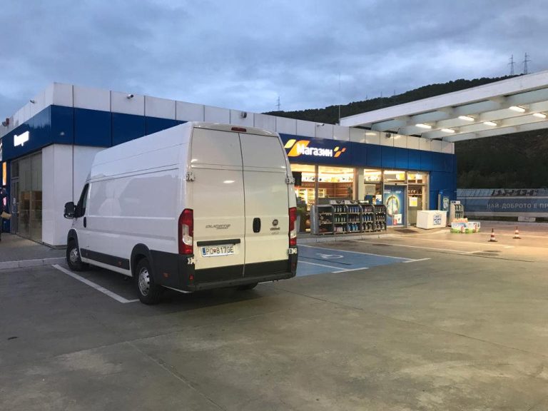 Skriňová dodávka na čerpacej stanici